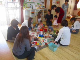 お子さんの遊びを見守りながら、お母さん同士話を楽しまれていました。