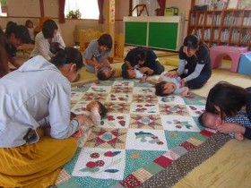 そして、ふれあいあそびは『一本橋こちょこちょ』をしました。 くすぐられるとキャキャキャと笑い声が♪