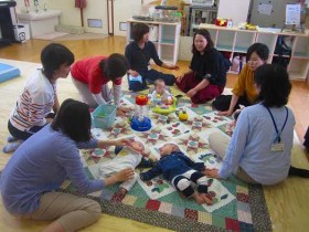 お母さん同士輪になり、あかちゃんの遊びを見守りながら、話を楽しまれていました。