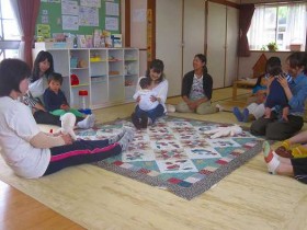 わらべうたあそび 「ふねのせんどうさん」と「うまはとしとし」をして遊びました。