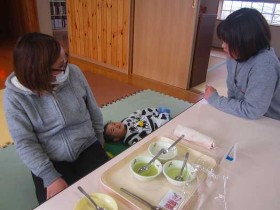 ～まだ食べられないからお母さんが試食中～