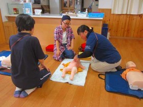 ～あかちゃんを心臓マッサージするときは手をきつねにしました～