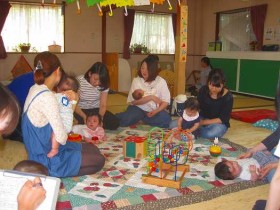 あかちゃんを囲んでお母さん同士もおしゃべり。