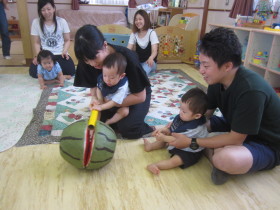 お父さん、お母さんと一緒に、えいっ！