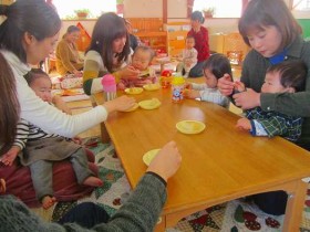 サンタさんが持って来てくれた炊飯器ケーキをみんなで頂きました。