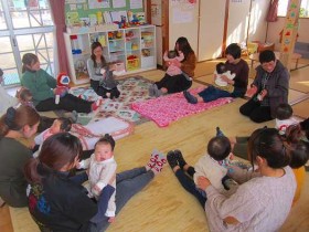 わらべうたあそび♪ 『うまはとしとし』をしました。 お母さんとお顔を合わせてご機嫌です。