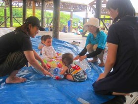 あかちゃんコーナー。 袋の中に水とボール、動物の形のスポンジが入っていて、袋の上から感触を楽しみました♪