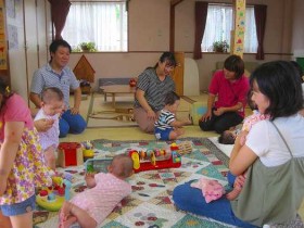 好きな玩具で遊んだり、お母さん同士お話をしたり。