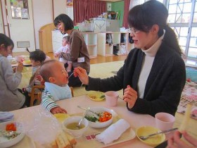 上手に食べているね。 ｵﾚﾝｼﾞ煮のにんじんの味はどうかな？