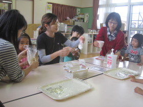 袋の中に白玉粉と、豆腐を入れて袋の上からもみもみ。