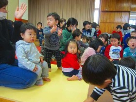 こども達は手拍子をしたり、身体でリズムにのっていました。